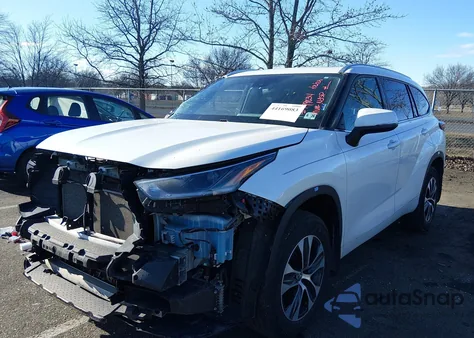 2021 Toyota Highlander Xle z USA, uszkodzony, nr VIN 5TDGZRBH8MS543384